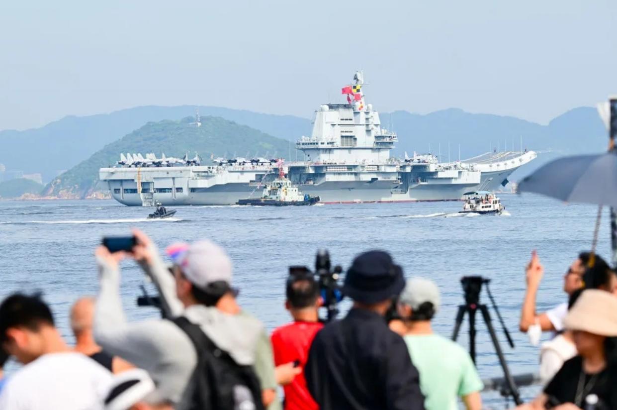 “内鬼露头了？”航母山东舰自3日起访港5天，怎料，警方在山顶休息时，发现限飞区冒