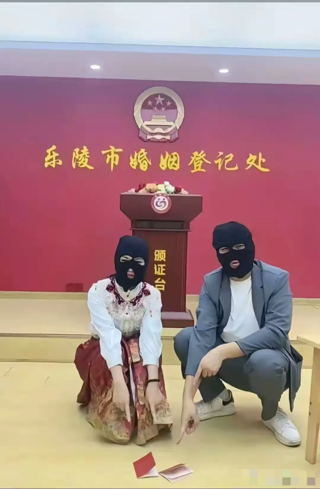 年轻人都玩这种结婚方式