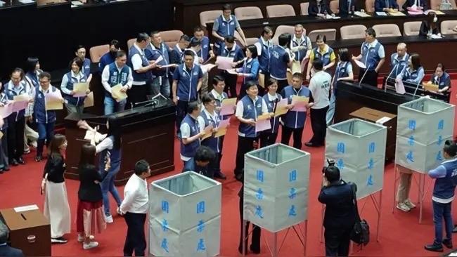 蓝白联手七度封杀“军购特别条例”这事太有看头了。台民意机构“程序委员会”上，民进