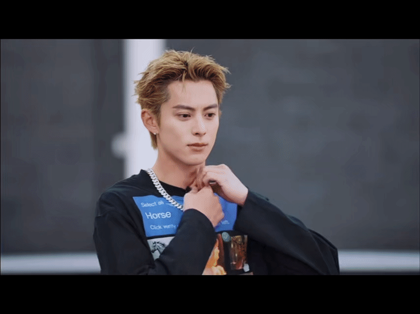 王鹤棣被贴脸开大演唱会脱衣服名场面本来还在担心他会害羞，结果这哥直接笑着接招，