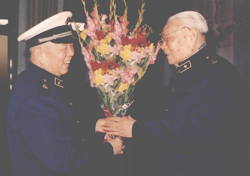 刘华清担任海军司令员期间，看望老首长萧劲光大将。萧劲光是新中国第一任海军司令员，