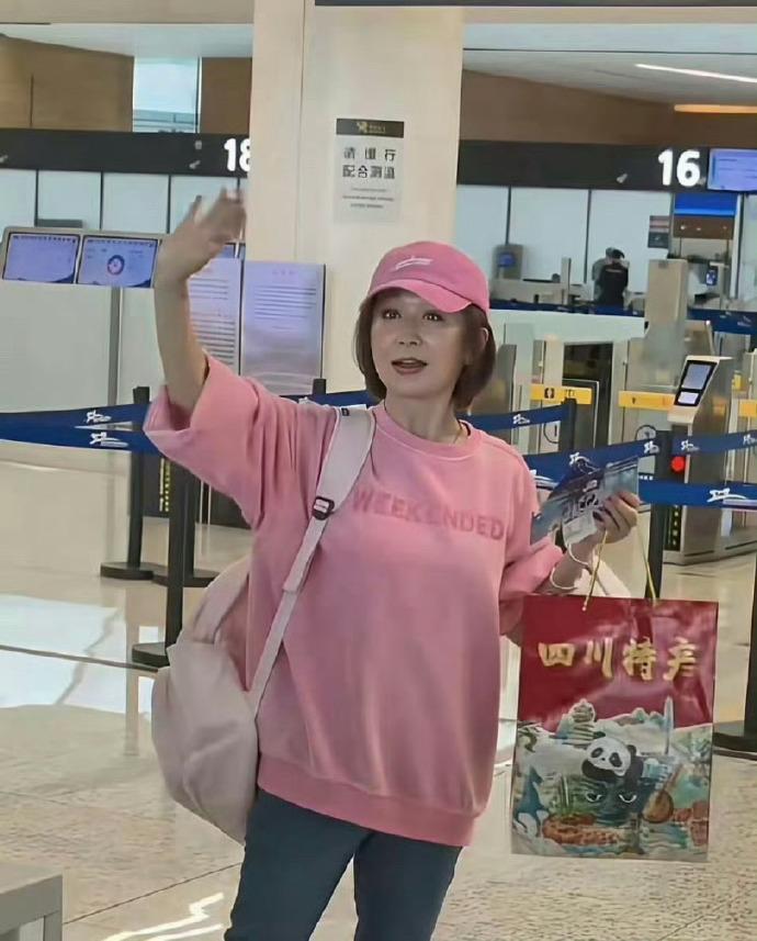 潘迎紫已经81岁了啊，这状态真的是极好了。