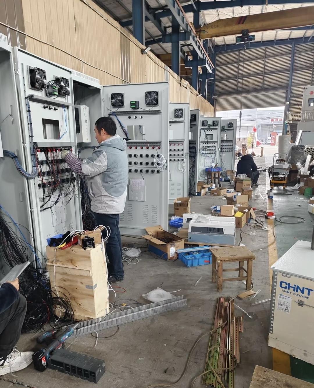 朋友在培训中心花了15000元报了一个pLc培训班，培训机构说毕业后包分配，朋友