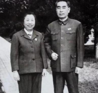 1997年，中国银行内部查账时，竟发现周总理账户，在30年前存了1.2万英镑，加