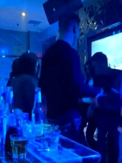 女子与男性朋友聚会后喝到断片，第二天在对方家里醒来发现下身赤裸，于是赶紧报警。