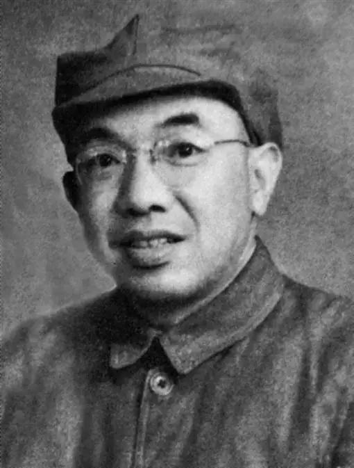 1962年，七千人大会上，一名高个子中年干部站在台下，神色坚毅，有人指着他喊：“