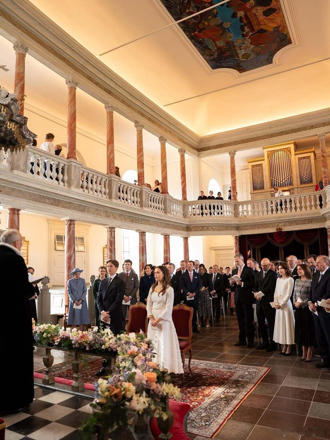 丹麦王室🇩🇰丹麦王室官方的文森特王子和约瑟芬公主坚信礼仪式内部照。世界各国