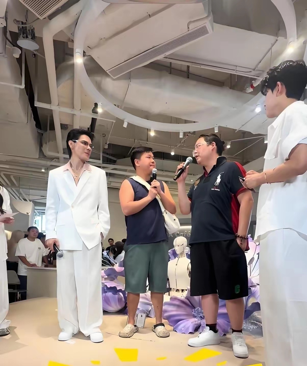 向太估计又要哭了，因为小儿子向佑又要准备开餐厅了！向佑海南开餐厅月租6000！向