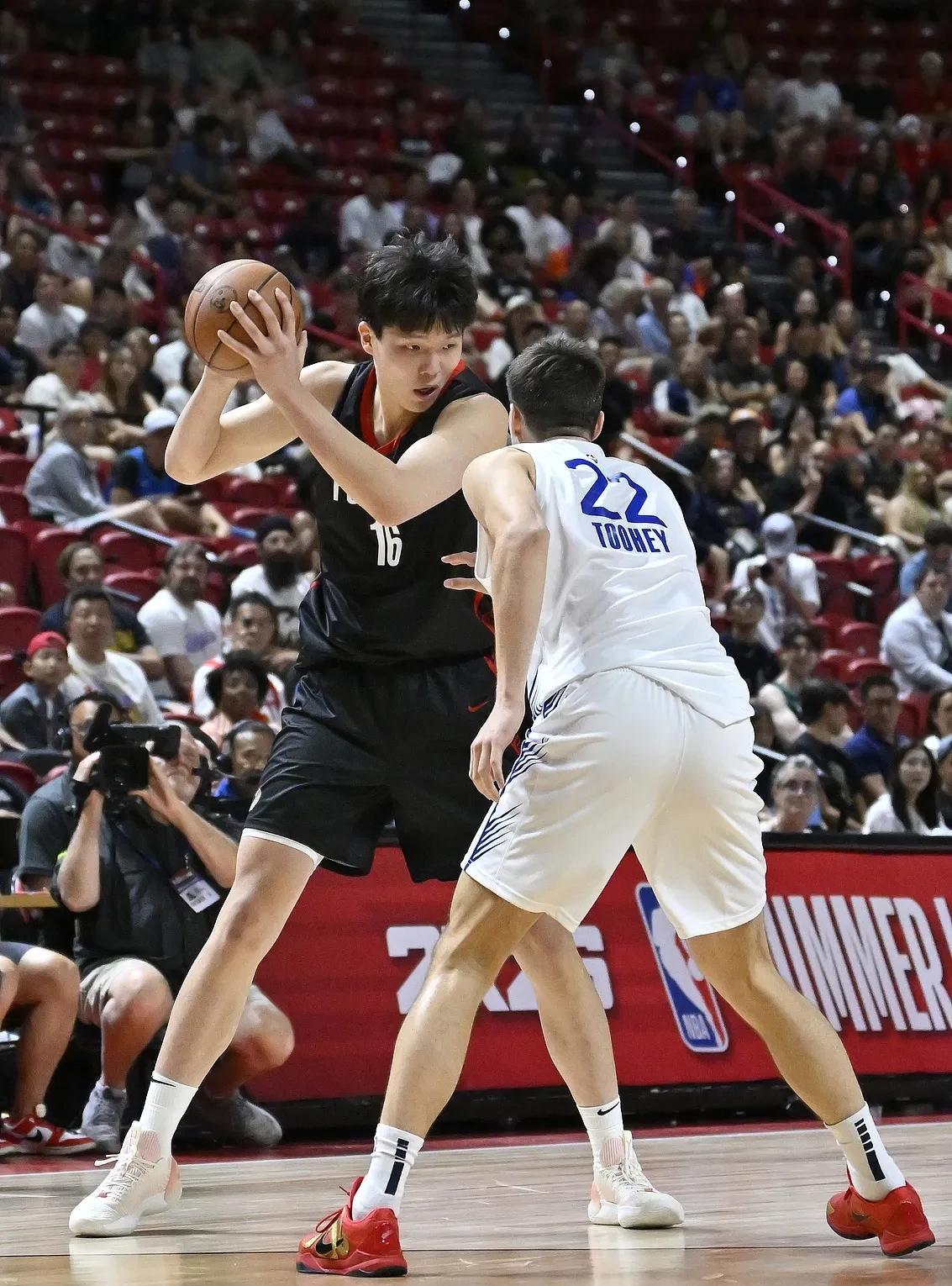 CBA和NBA差距太大了，杨瀚森没打几分钟就跑不动了！在今天杨瀚森的NBA首秀