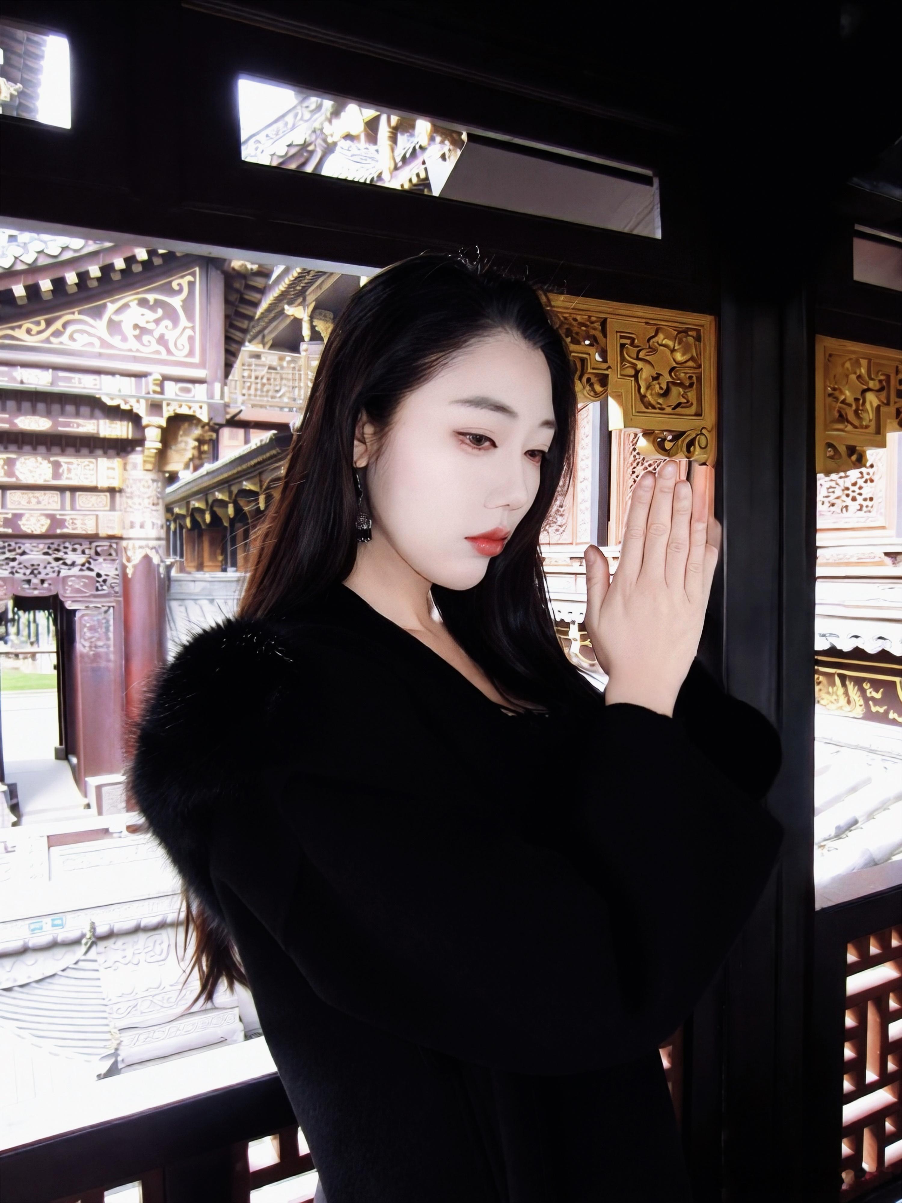 不求菩萨低眉晨起礼佛