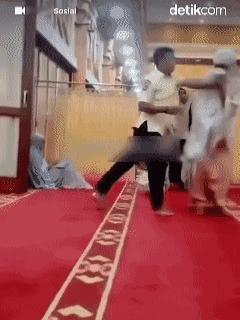 印度尼西亚：一名身穿穆克纳（mukena，穆斯林女性礼拜服饰）的男子乔装成女人，