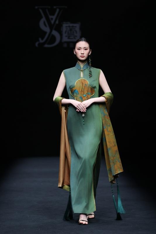 颂芸纱·梁素云2026春季中国国际时装周大秀，是非遗与时尚的极致对话，获业界高度