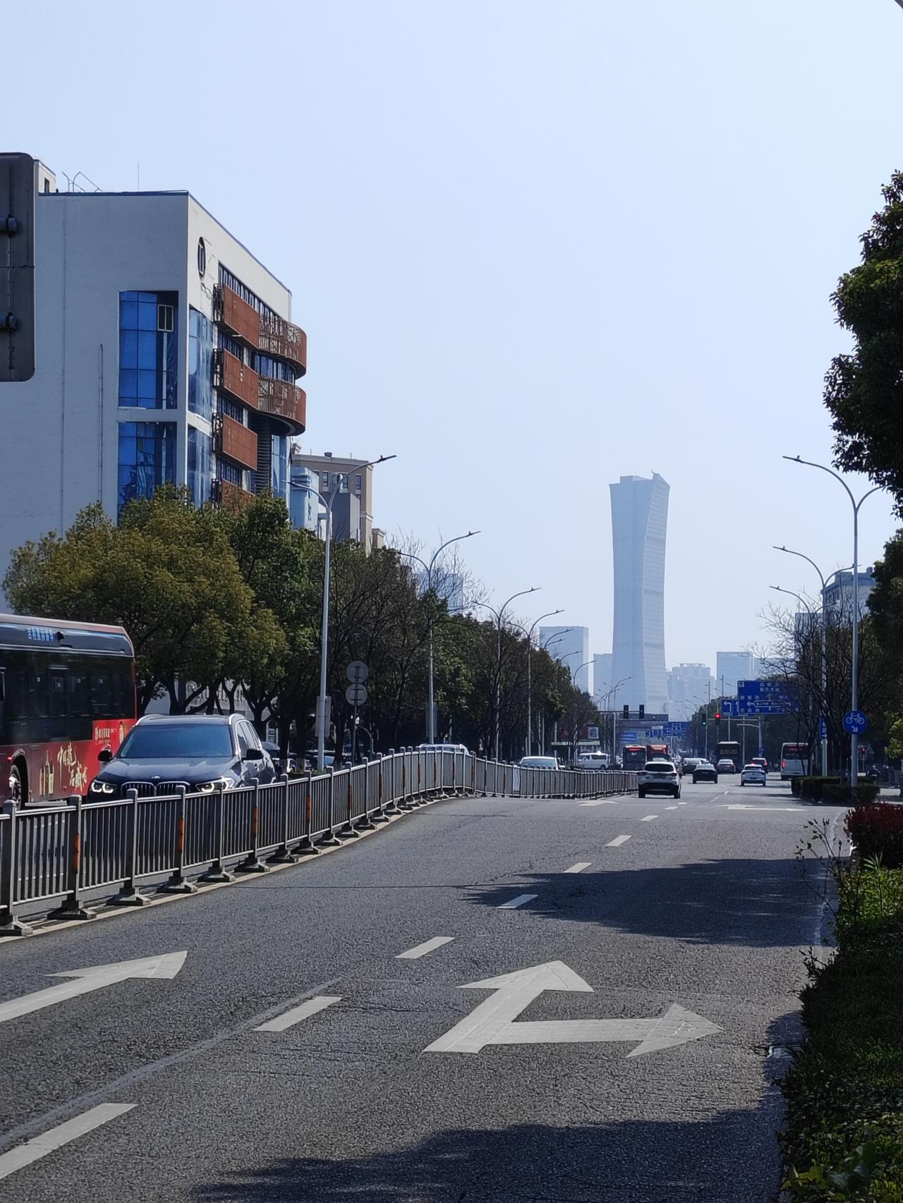 在职场中，如果有同事，经常当众跟你开玩笑，或者怼你。那么他大概率是“看不起你”。