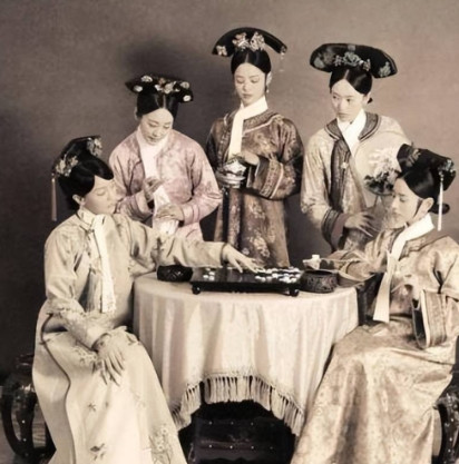 1798年，乾隆88岁娶13岁的女子，新婚之夜，她看着眼前这位比自己爷爷年纪还大