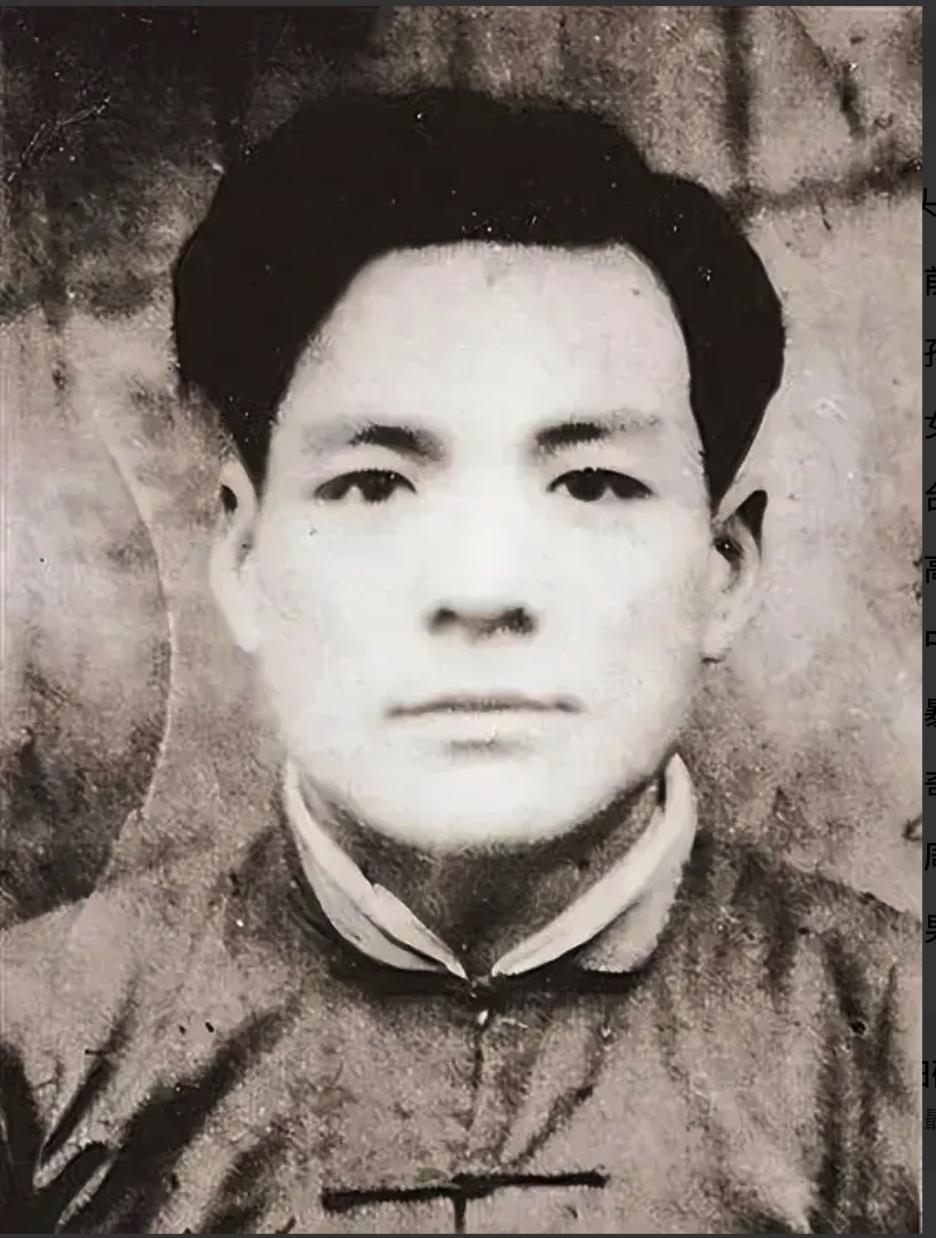 1943年，一个农民外出干农活时，偶然遇到一个大汉奸，他拿着锄头砸了汉奸的脑袋。
