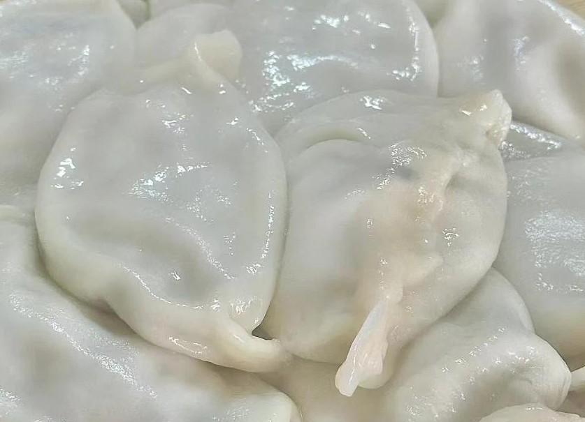 周末下午，睡了一个长长又浅浅的午觉。似乎一直在半梦半醒间，听得到外面孩童的嬉笑声