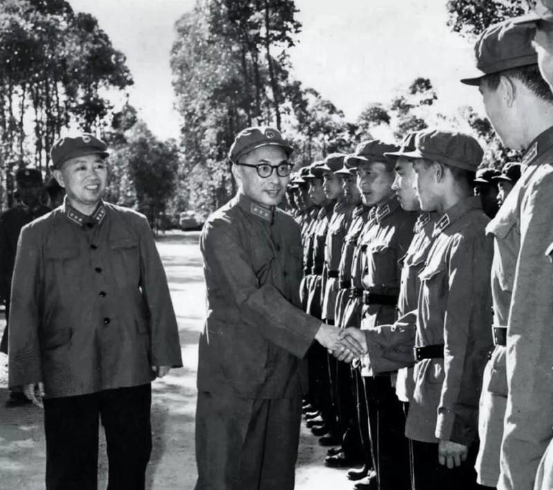 1951年，第28军派出1个通信员，来第10兵团司令部送文件。正是中午，司令部管