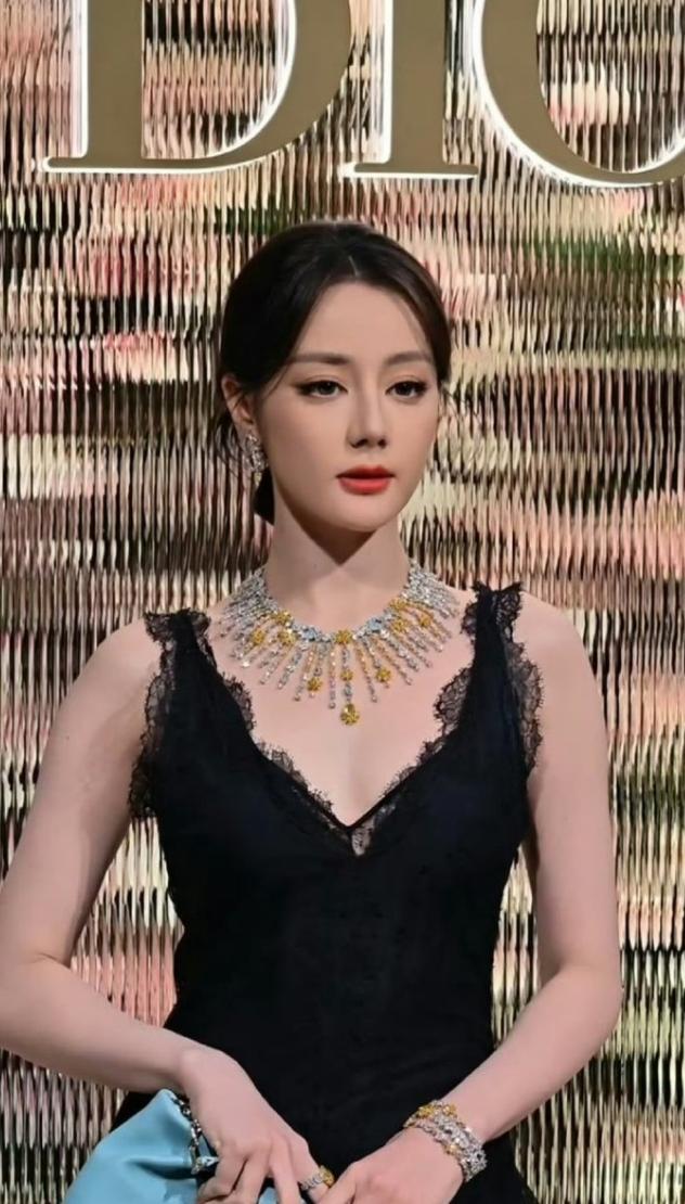 迪丽热巴佩戴“护身符”出席迪奥活动！前几天迪丽热巴因为滞留迪拜错过了迪奥大秀，