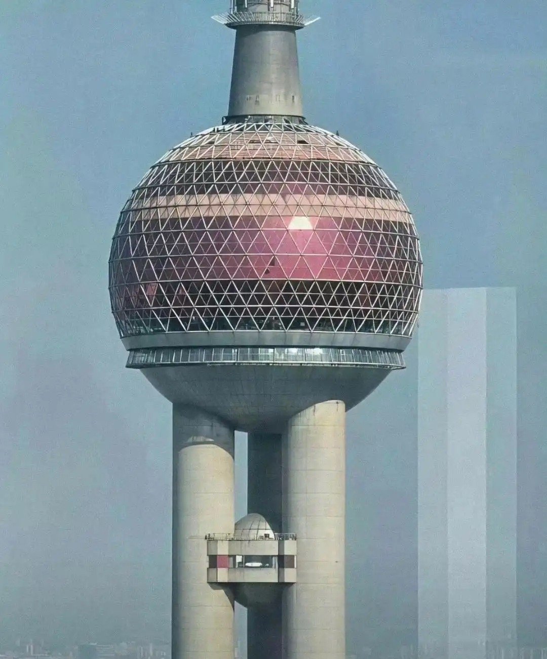 没想到东方明珠上面居然还有个大床房…