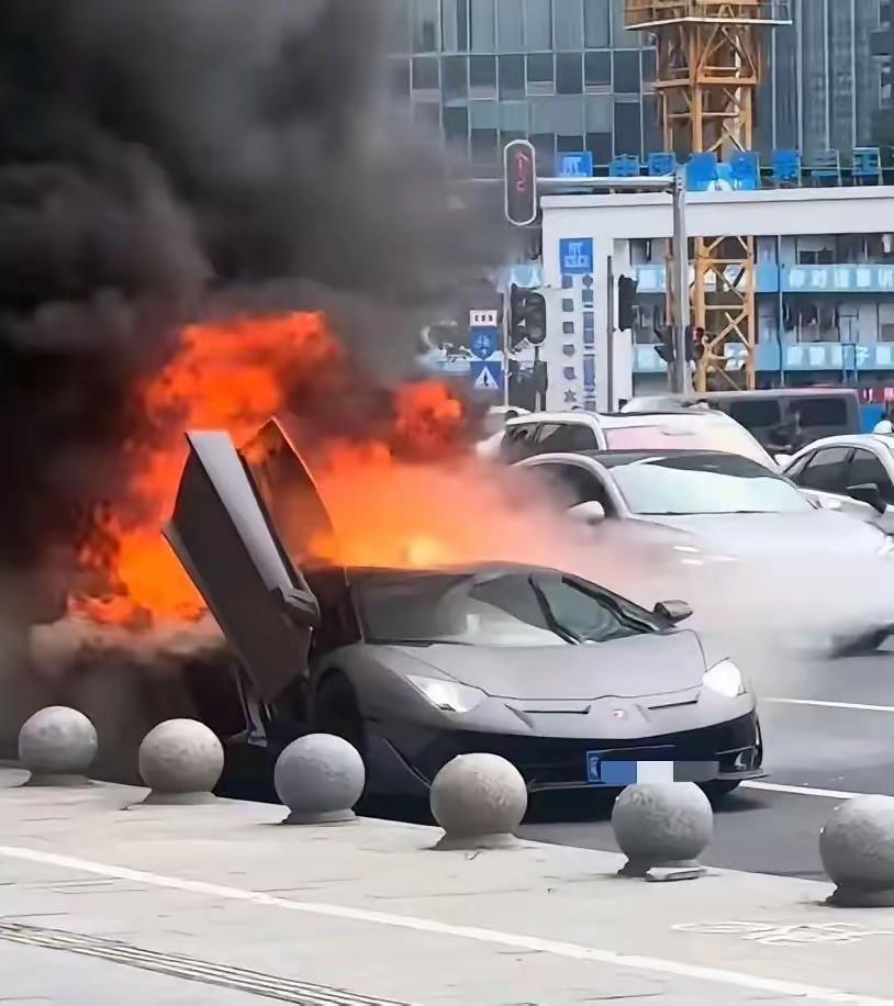 广州街头那声炸响后，近千万的兰博基尼成了一堆废铁，车主还得赔租车行钱？​都说“不
