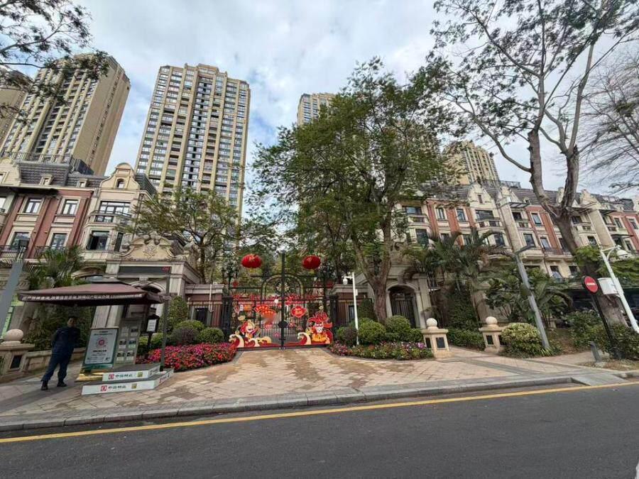 西乡次新豪宅7折拍卖，低容积率/高层看湖景，中海九号公馆大平层只要5.4万~