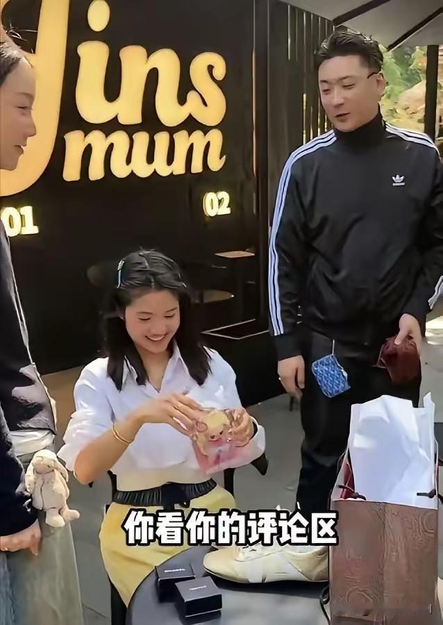 送亲儿子库里南，给养女一辆十多年前的旧车，这落差谁看了不愣一下？李勒优考完驾照