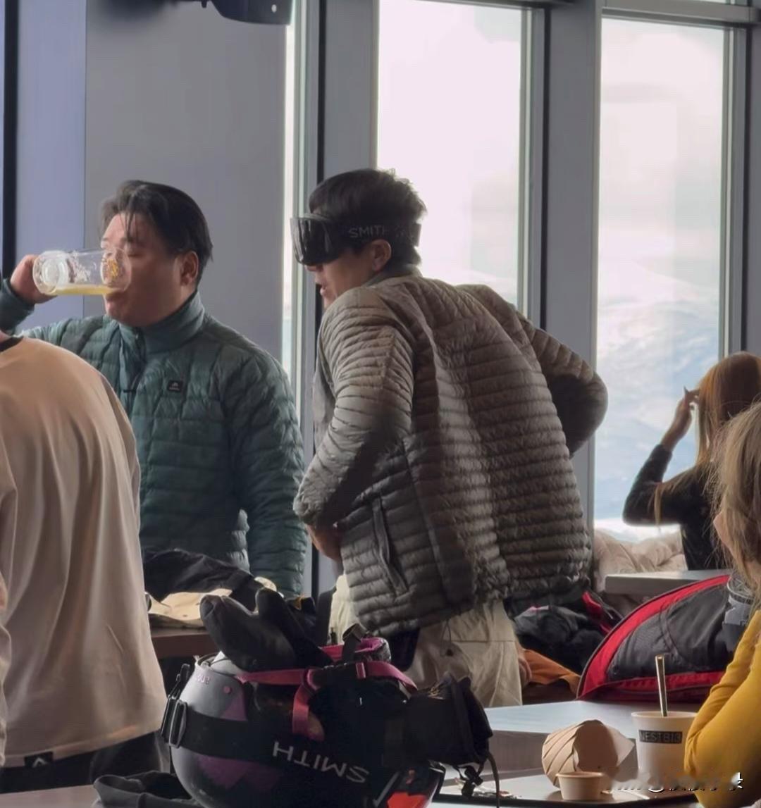 43岁彭于晏在日本滑雪场被偶遇，他和一帮朋友在餐厅吃饭，戴着护目镜，穿衣打扮时尚