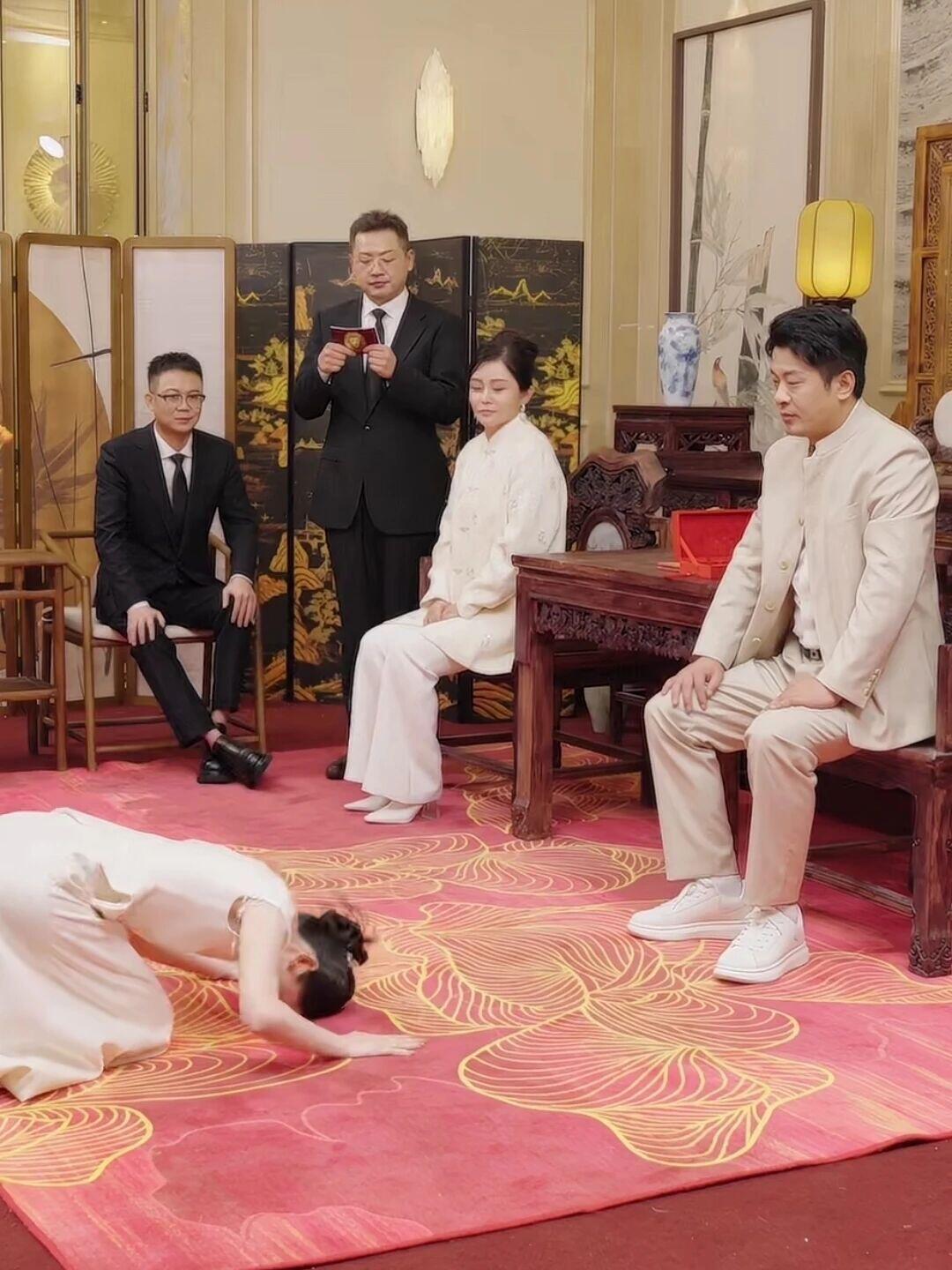 五次退网的辛巴再收徒看了眼评论区，都在骂，带货就带货搞什么开山收徒？其实辛巴卖