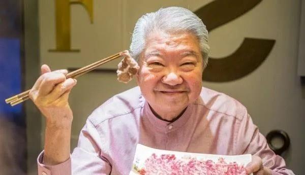 1980年邵逸夫坐在他那办公室里，推过一张整整1亿港币的支票给对面前翘着二郎腿的