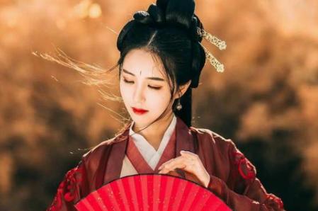 明朝年间，有一个名妓生得十分美貌。十四岁那年，她用一把匕首结束了苏州首富的性