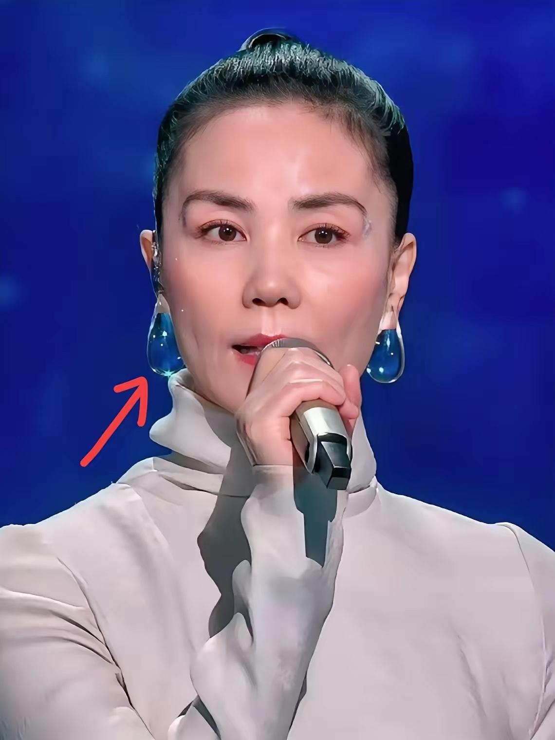 我能接受王菲变老，我也能接受她唱歌跑调，但是我唯一不接受的就是她这次的这个奇