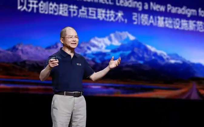 华为宣布重大突破，英伟达彻底失控！华为宣布全球最强超级节点，不仅在国内冲上热