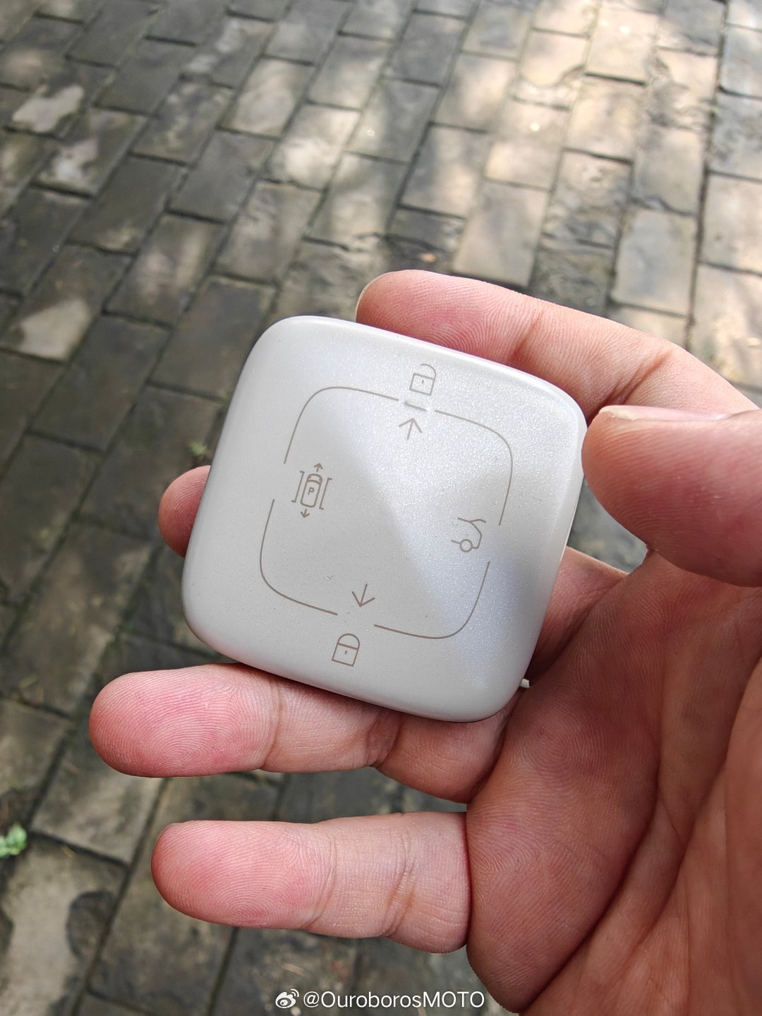 极氪这个钥匙虽然有点「无从下手」，但是十分适合放在牛仔裤的怀表袋里汽场全开大v聊
