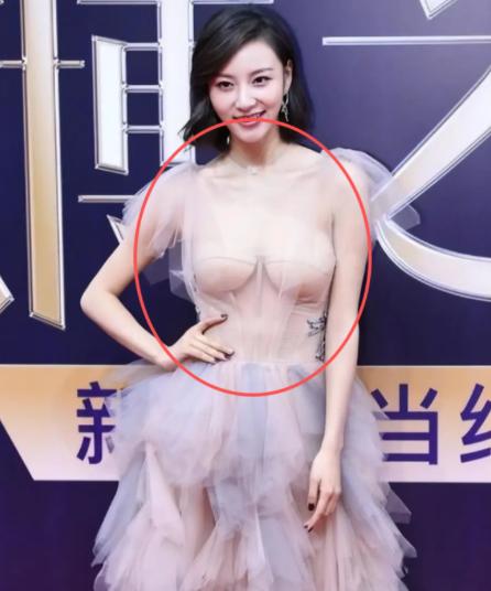 有个很奇怪的事情。女人的胸部是隐私部位，陌生人看不得，更摸不得，那不是应该好