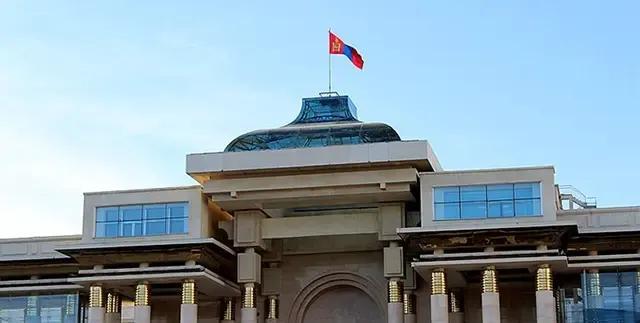 蒙古国家大呼拉尔解除亲美总理职务据总台乌兰巴托6月2日消息，蒙古国家大呼拉尔