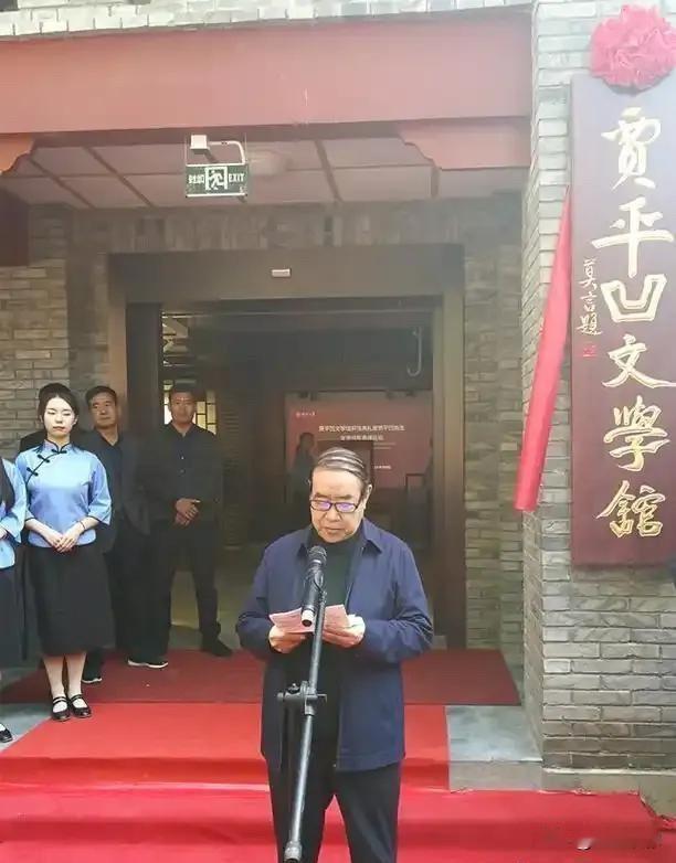 当年丹凤还是贫困县，民生基建资金紧张，却规划7000万建设贾平凹文学艺术苑。如今