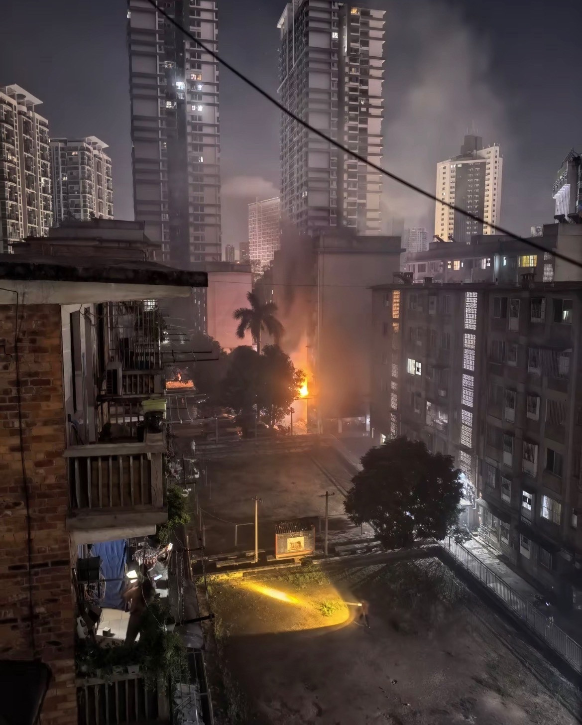 【南宁一小区充电区起火数十辆电车被烧毁】6月3日凌晨，网友爆料称：广西南宁某小区