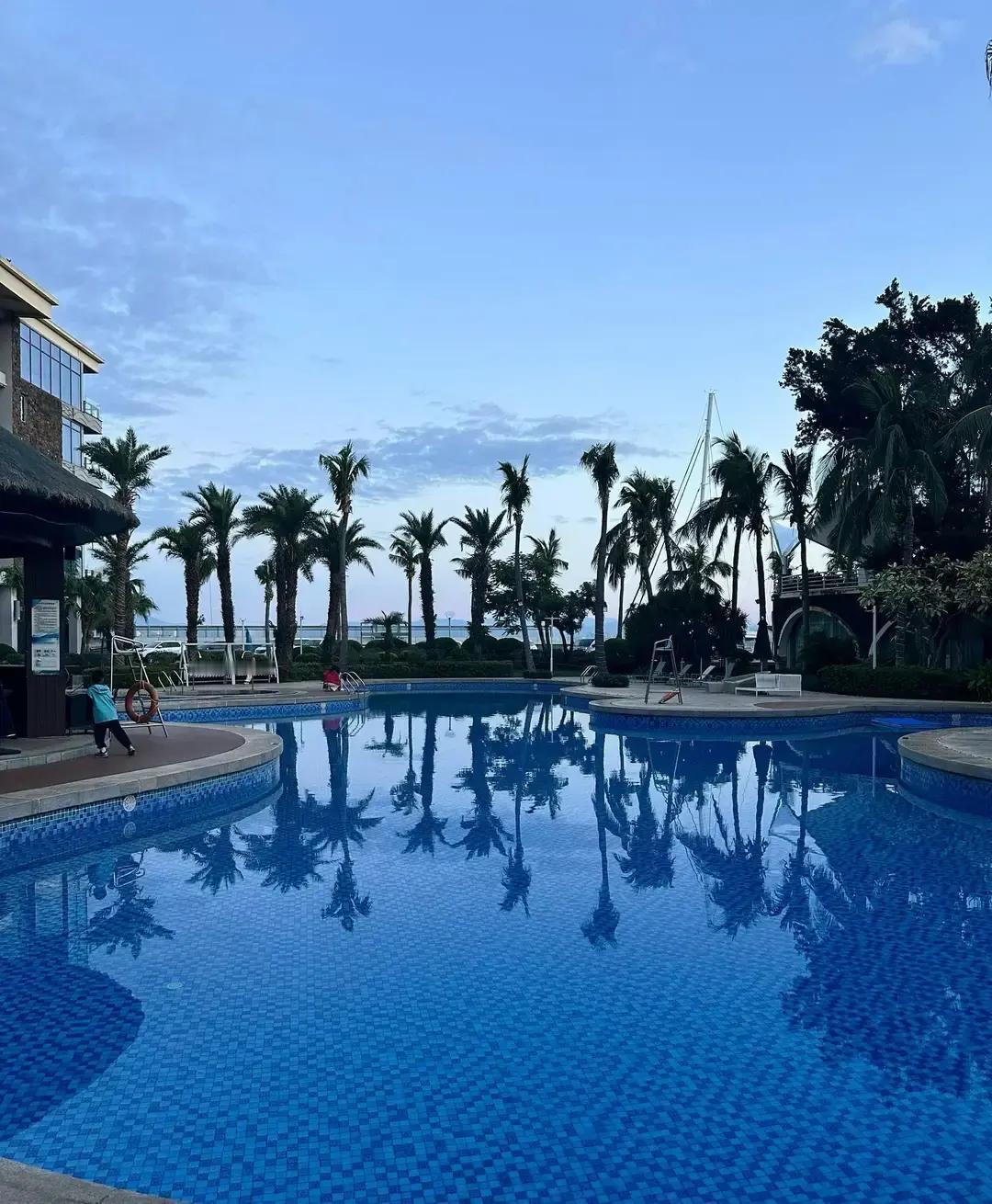 太扎心了！一位熬到快退休的老干部，突然被通知转业，全家瞬间陷入困境。家属院里刚装