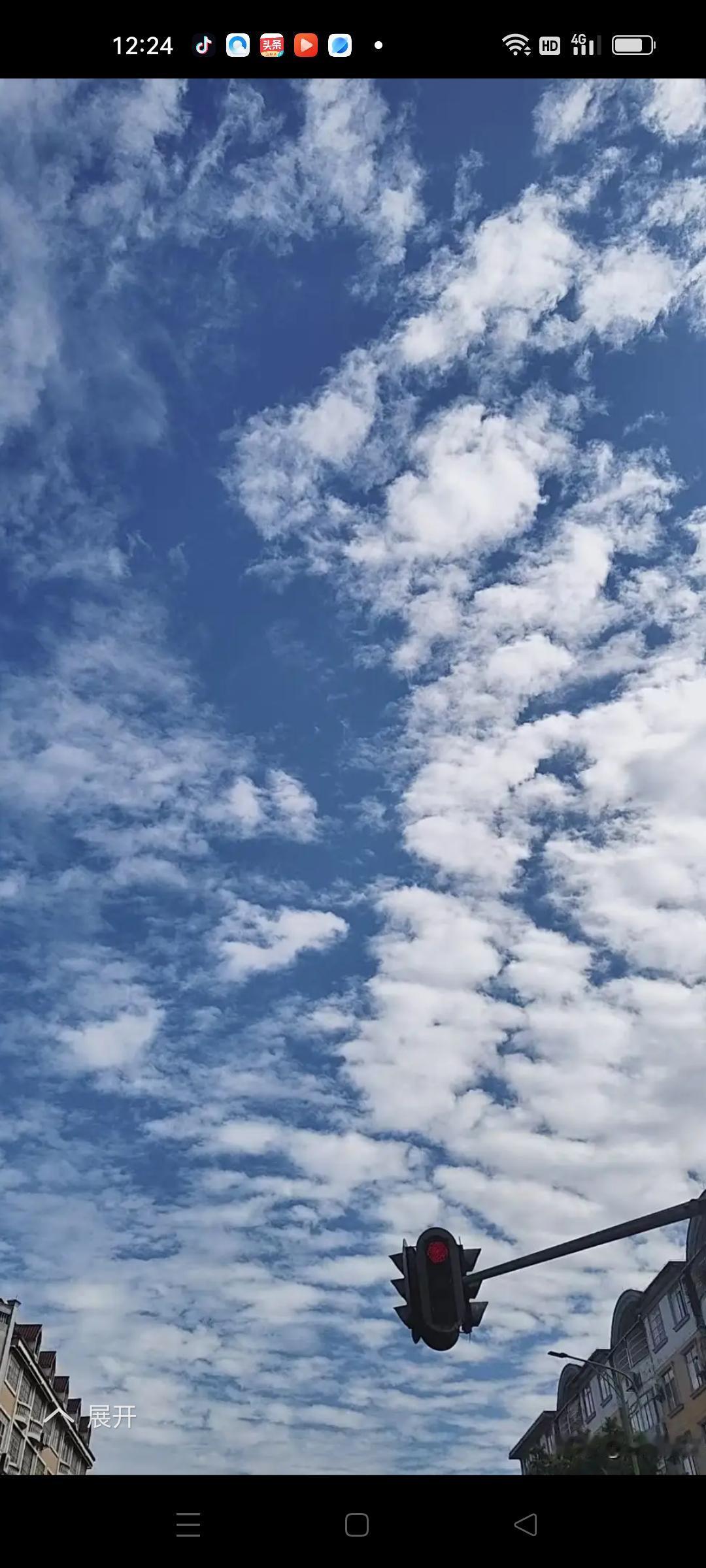 在这个快节奏、压力山大的时代，许多父母在教育孩子时，难免会陷入“严厉苛责”的陷阱