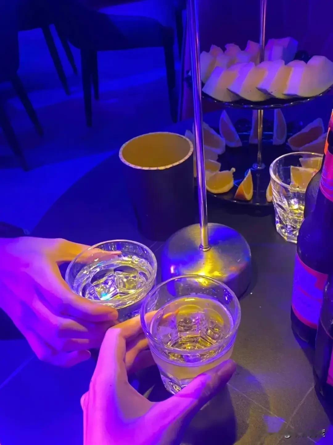 看来白酒滞销了吧？又开始忽悠白酒对人体有益了。前些日子，有的专家还说喝一口白酒