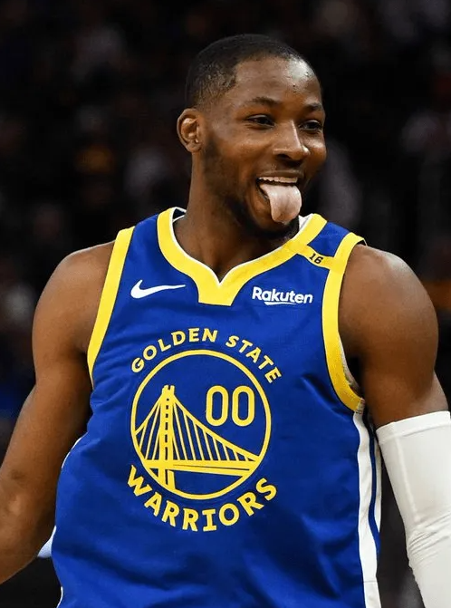 据NBA知名记者BrettSiegel报道，乔纳森·库明加认为自己未得到勇士队