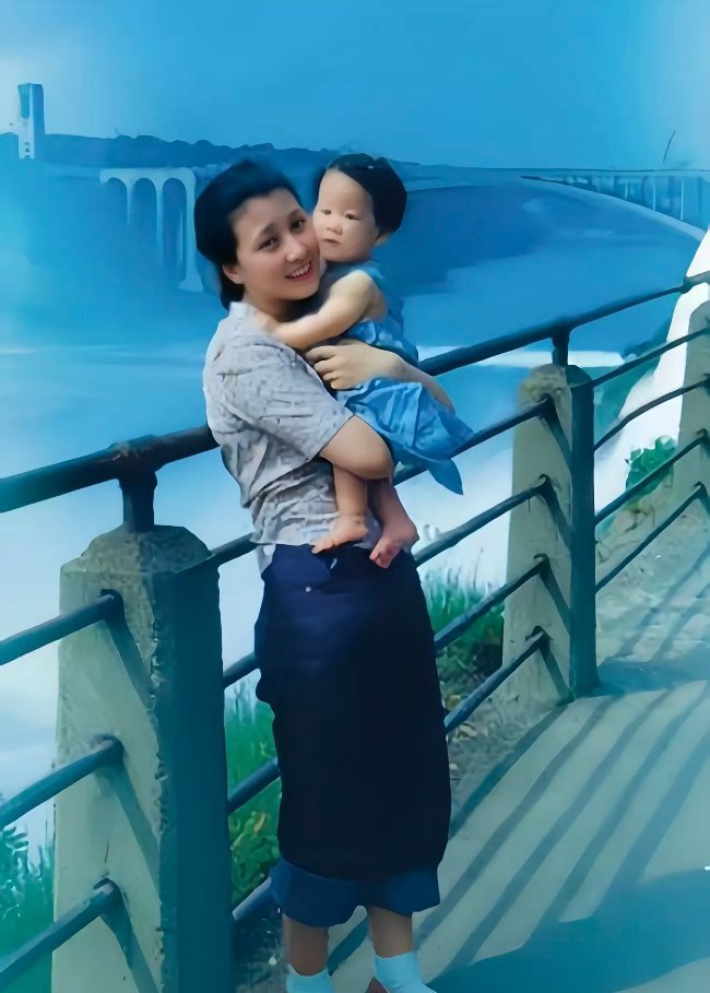 1952年钱学森先生的夫人蒋英在美国尼亚加拉大瀑布怀抱女儿钱永真的温馨留影。