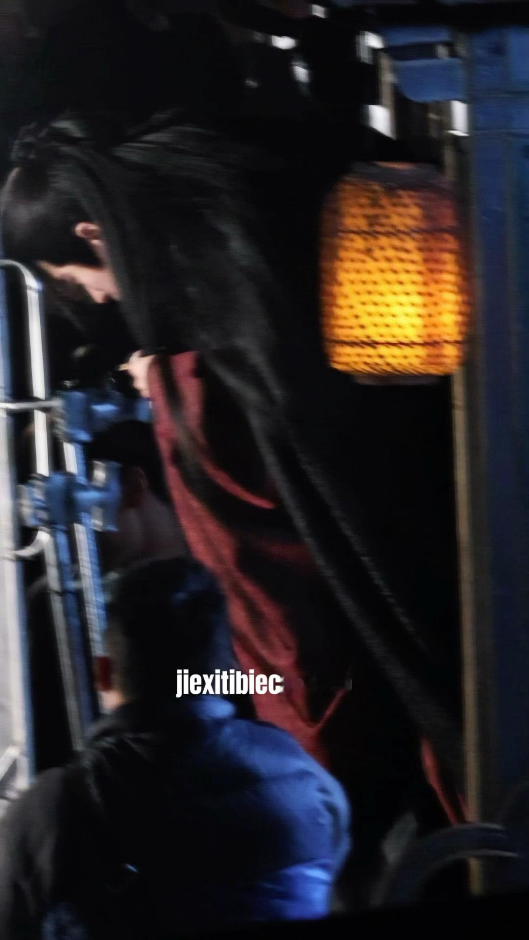 这个奇迹却山，上班的时候内搭是绿色的，下班的时候变成红色的了哎，谢却山有多少件衣