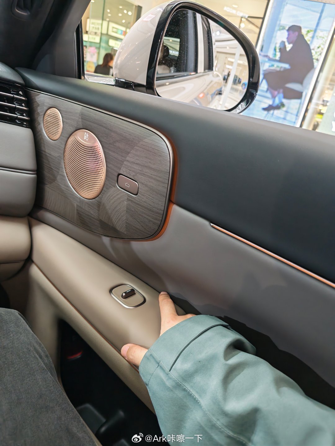 智己LS8的车内开门键也是奇葩，常理应该在我图一手那里，它给你放在图二这个位置，