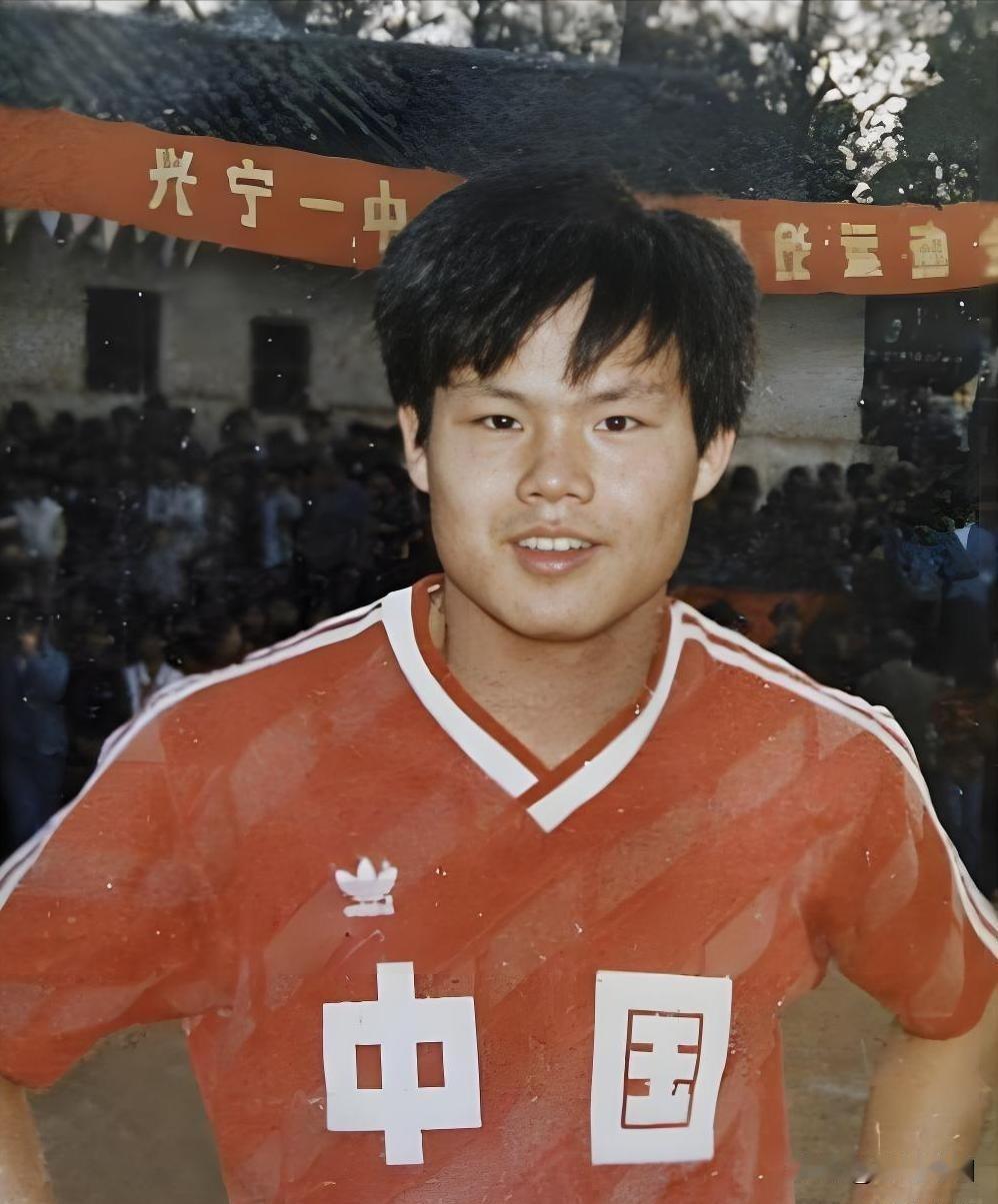 1987年，19岁的广东兴宁小伙谢育新站在荷兰一家俱乐部的办公室里，手里捏着一份