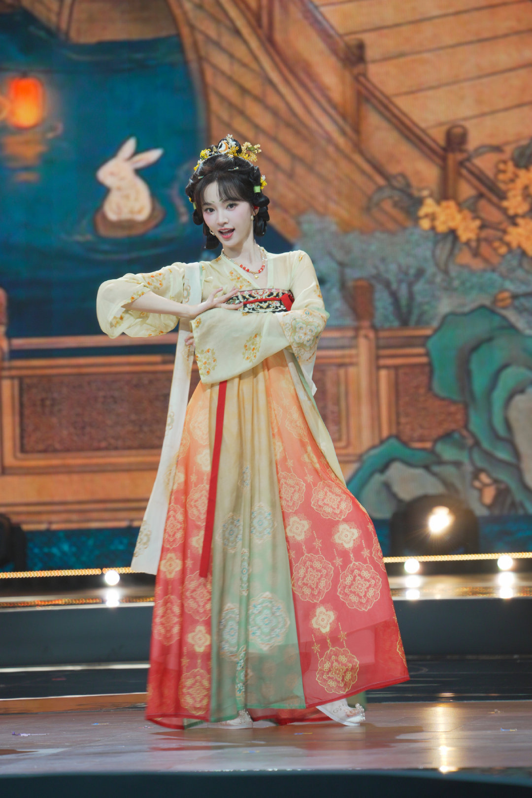 #黄灿灿#演出顺利结束这会是真的下班了大家一起过中秋啦🎑🌕​