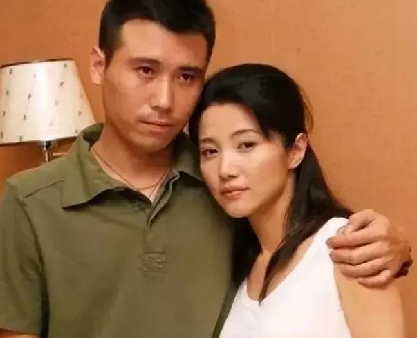 一次拍摄现场，李乃文抱着颜丙燕亲了十几次，最后颜丙燕忍无可忍：“媳妇是这样亲的吗