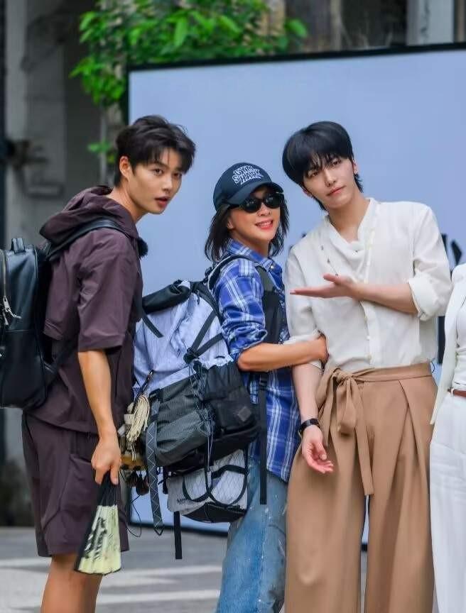 原来这两个男人开头不小，《一路繁花》两个弟弟真是来头不小，一个是短剧一哥柯淳，一