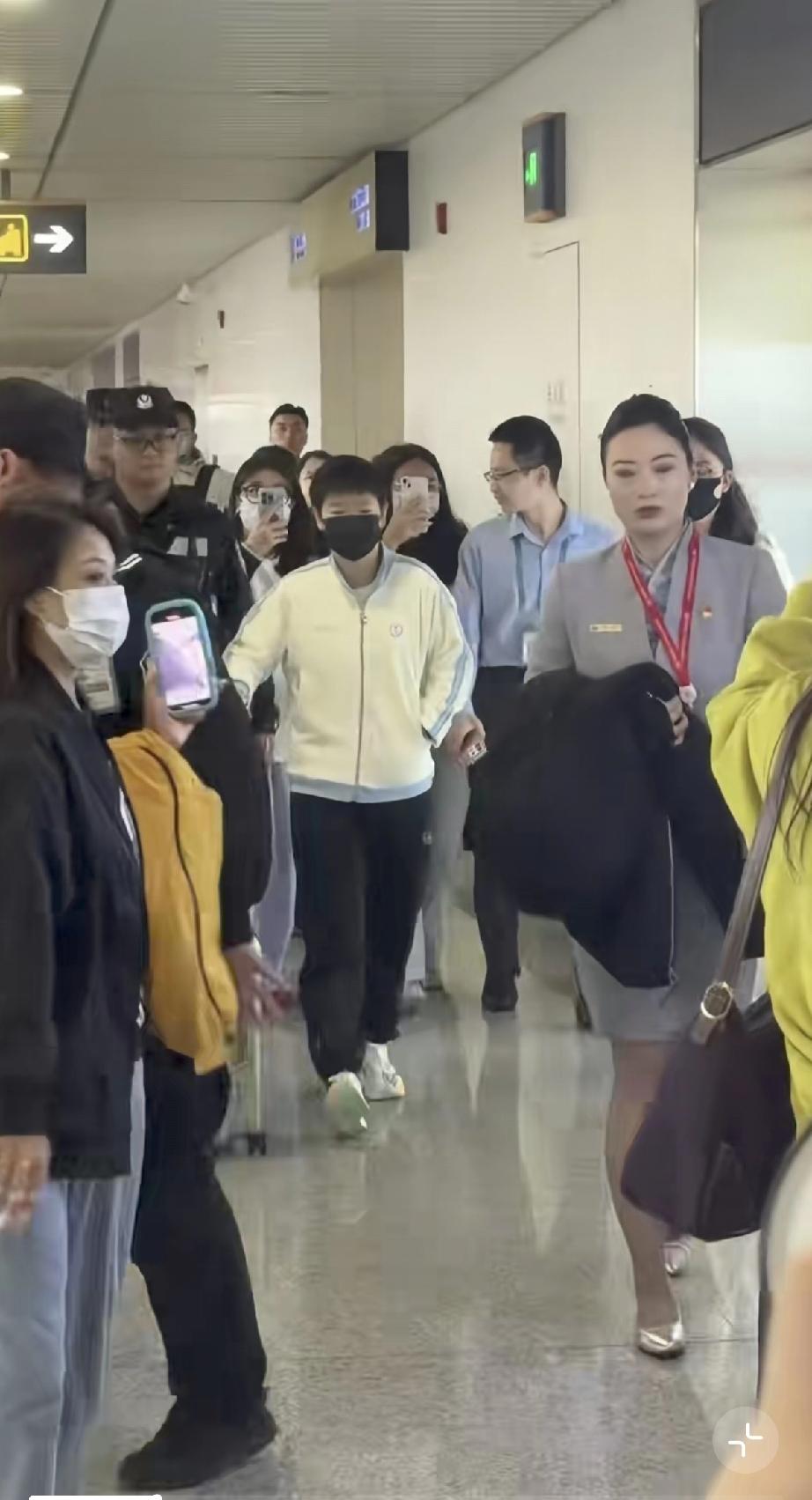 孙颖莎一脸茫然，亚洲杯夺冠后待遇不一样，反差太大，适应不过来!2月9日，孙颖