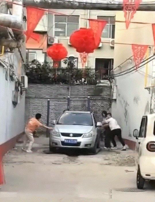 办法总比困难多，河北石家庄，一居民胡同长达四五百米，且道路比较狭窄，而居住于此的